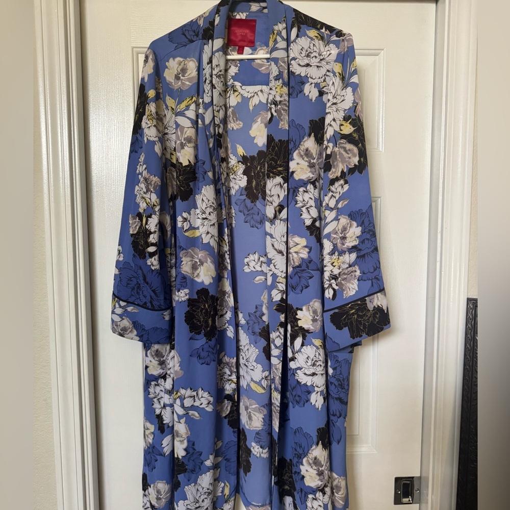 Jennifer Lopez Blue Floral Kimono